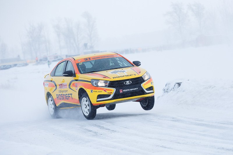 XXI Гонка Чемпионов: зрелищная борьба LADA Vesta на ледовом треке